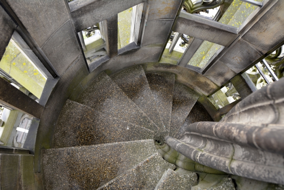 大理石的旧旋转楼梯俯拍摄影