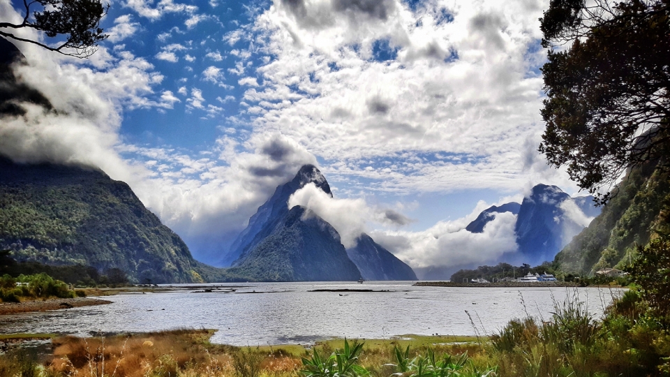 新西兰南岛米尔福德峡湾风景高清桌面壁纸