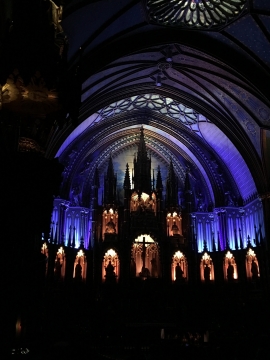 黑暗夜晚灯光神圣教堂建筑室内