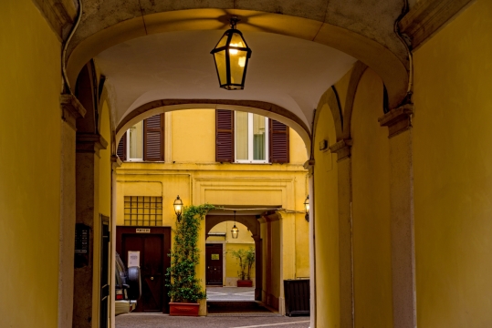 城市街道古典黄色墙壁建筑