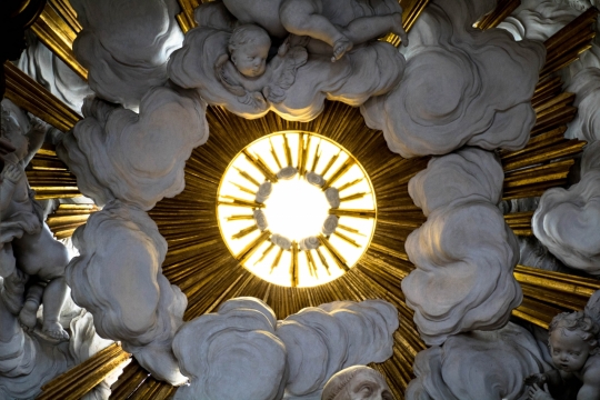 教堂室内屋顶天空白云天使石质艺术雕塑