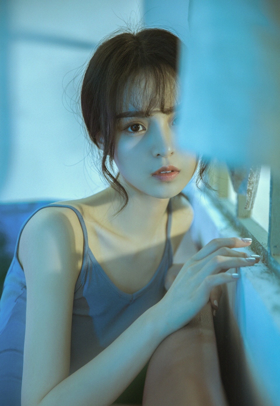 短发美女红唇诱惑眼神妩媚私房照