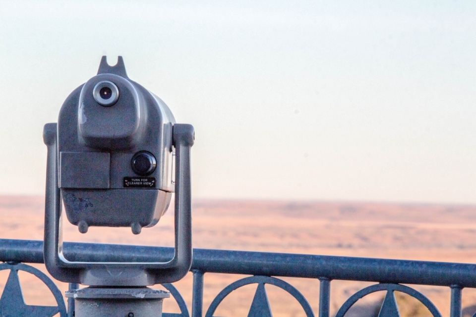 高台围栏望远镜远看荒凉沙漠景观