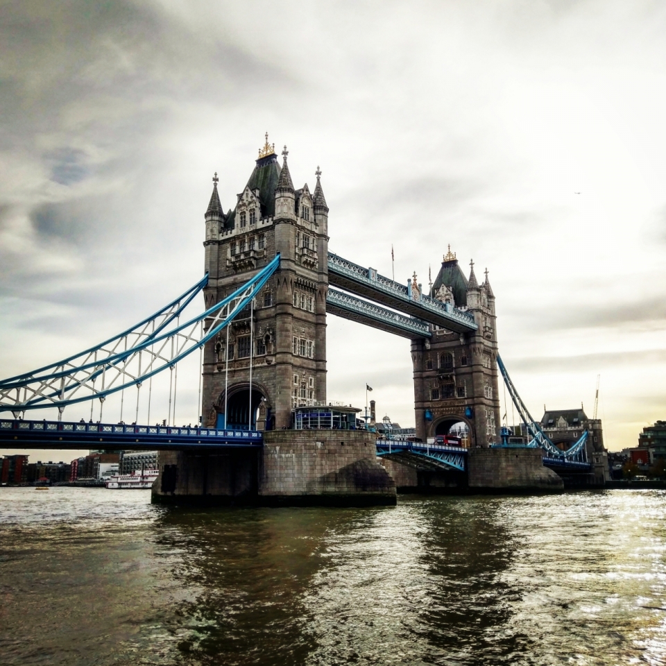 朦胧天空下古典建筑伦敦大桥风光