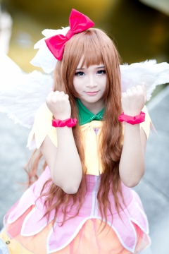 带着翅膀模仿动漫人物着装的女子cosplay