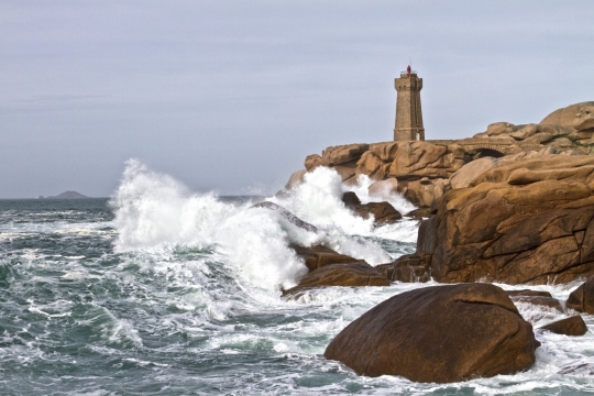 海边阴沉天气翻滚白色海浪自然美景