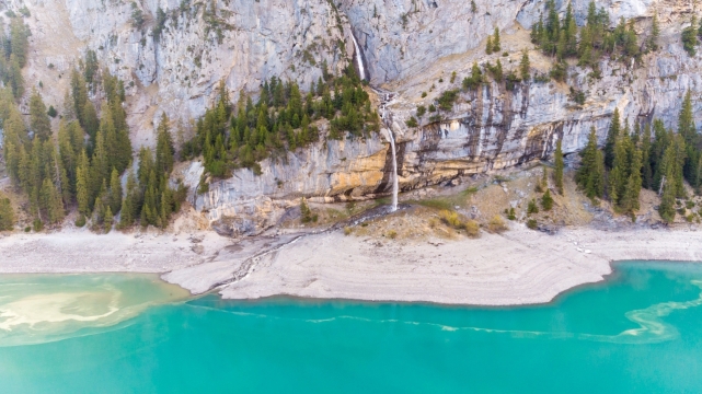 白色悬崖礁石流淌清澈溪流湖泊风光