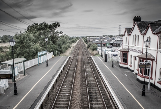 灰色天空火车站房屋建筑铁轨摄影