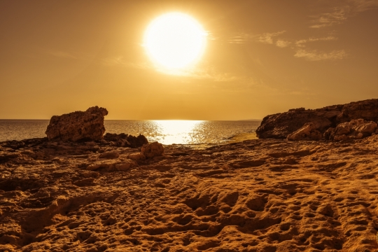 夕阳下金色海滩唯美海景