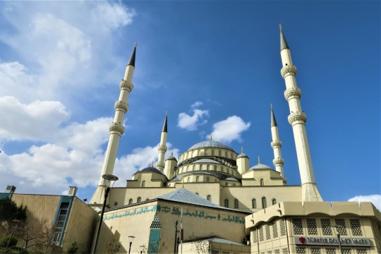 户外晴朗天气大理石尖顶华丽建筑外观