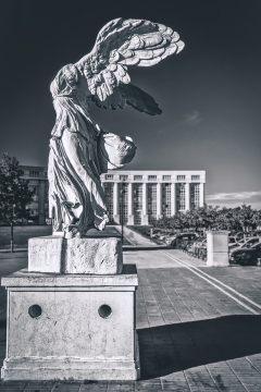 广场上的无头天使雕像黑白特写