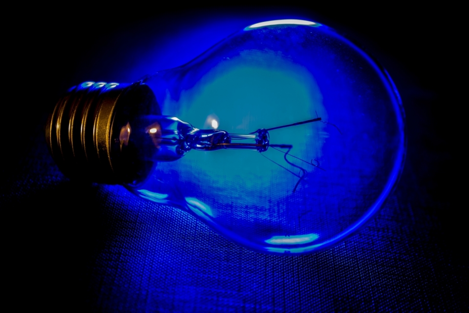 黑暗背景蓝色灯光透明玻璃灯泡