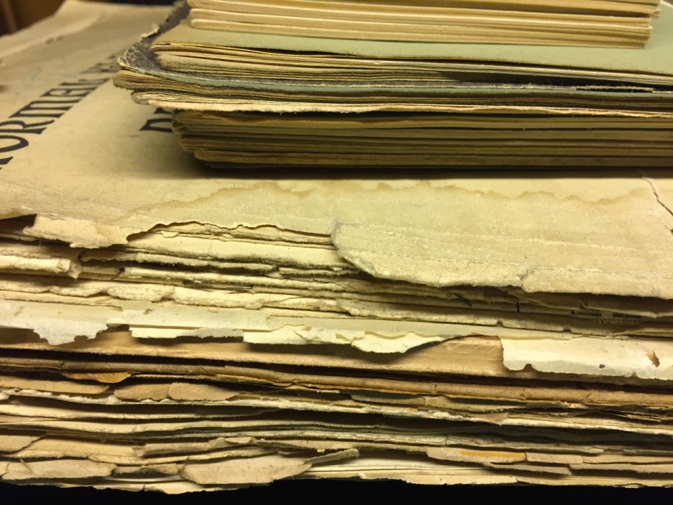 堆叠起泛黄破旧的文件夹