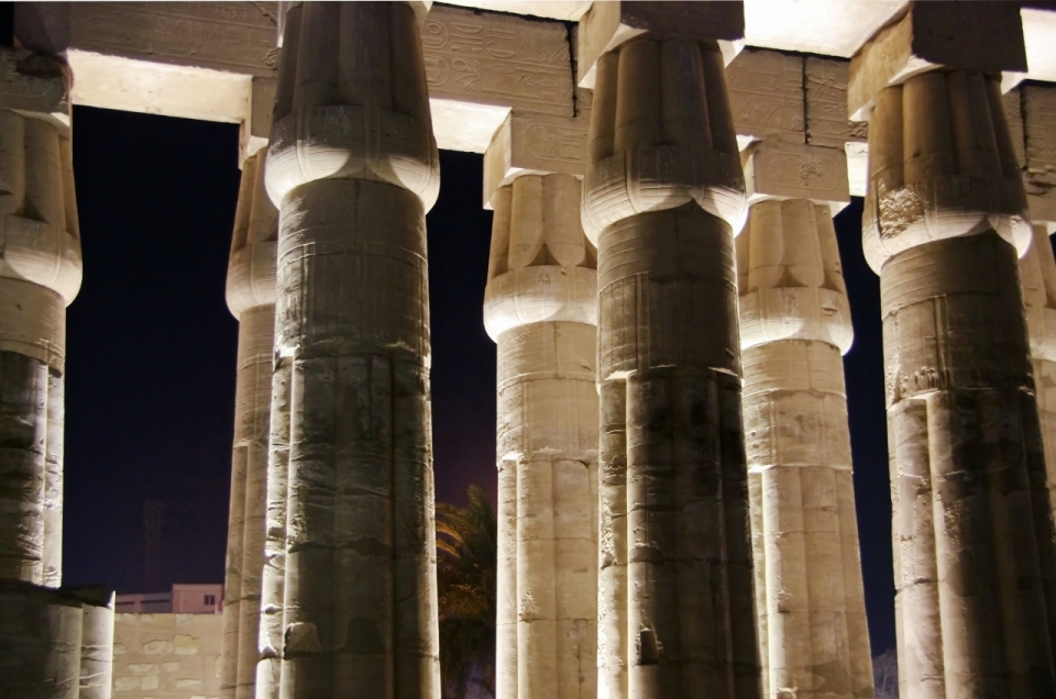 夜晚城市街道上埃及古典建筑