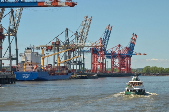 阳光下正在作业的商业港口