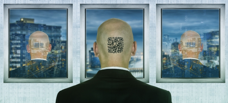 后脑勺印着二维码光头男子面对三面画框