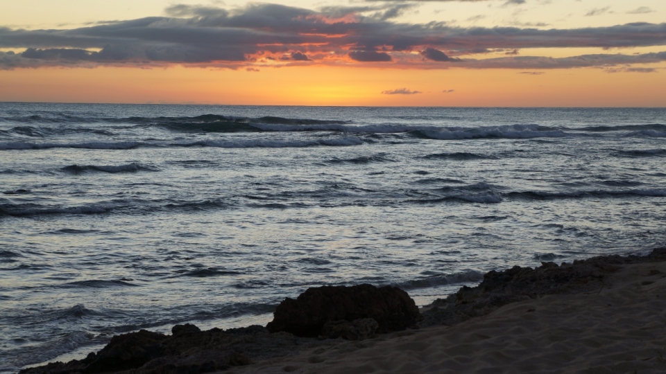 傍晚夕阳自然大海沙滩风光
