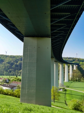 小镇树林建造稳固高架桥梁建筑风光