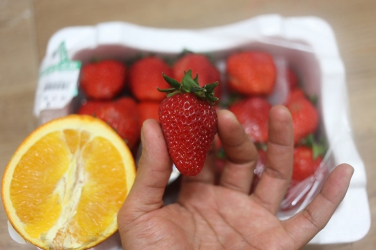 木制桌面柑橘盒装新鲜红色草莓