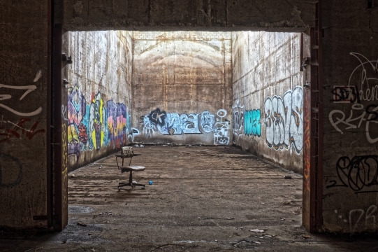 老旧房屋中墙壁彩绘涂鸦街拍