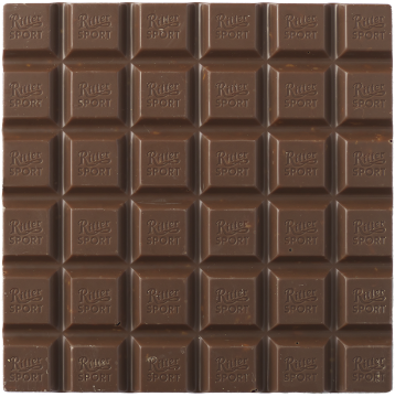 白色水背景巧克力正面摄影