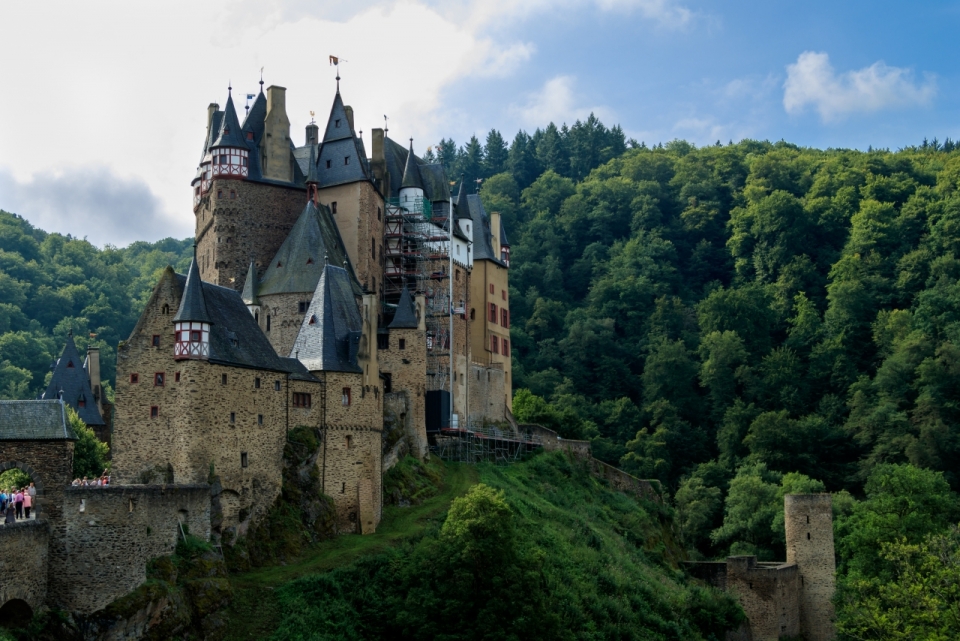 高山中的宏伟欧洲城堡建筑摄影