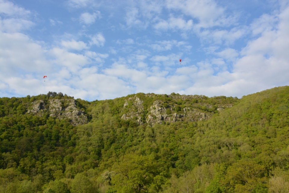 热带雨林山崖上空漂浮降落伞外景