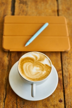 木桌上咖啡笔记本静物摆拍