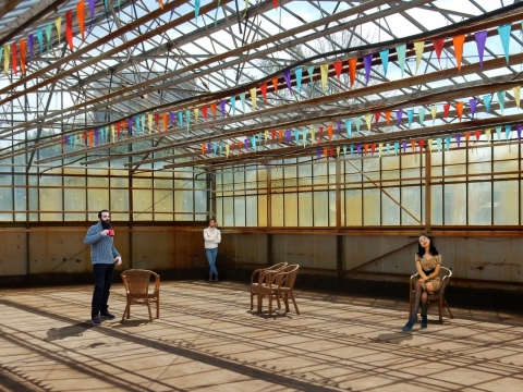 天台阳台美女青少年彩虹旗