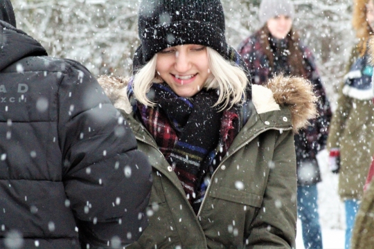 下雪冬天寒冷户外穿温暖服装男性女性