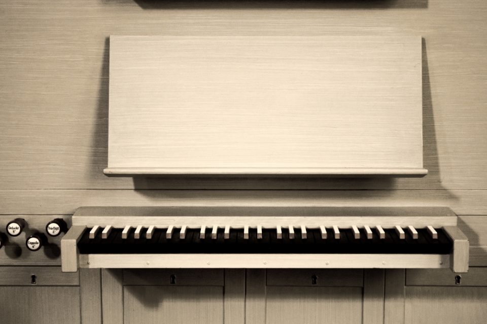 室内白色文艺木制钢琴乐器正面