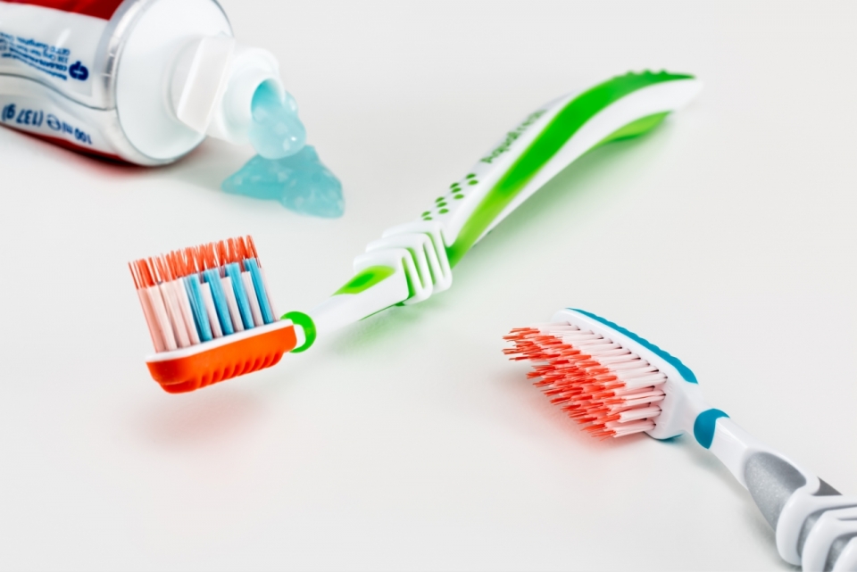 微距摄影_桌面摆放的牙膏与牙刷