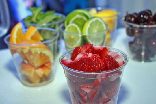 桌面上切开草莓橙子柠檬水果美食摄影