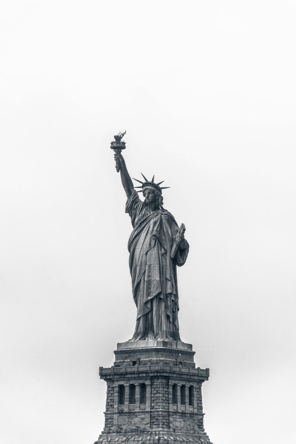 白色背景美国自由女神像的摄影