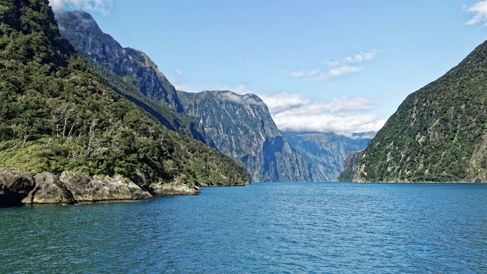 新西兰南岛米尔福德峡湾风景高清桌面壁纸