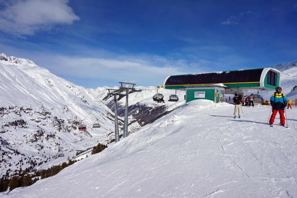 冬天蓝色天空自然滑雪场游客彩色建筑
