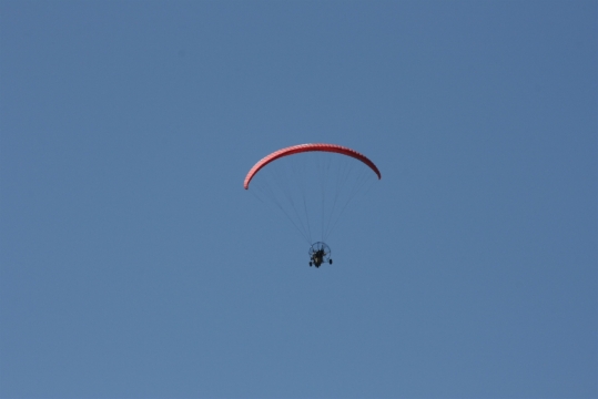 滑翔在天空中的滑翔伞运动员