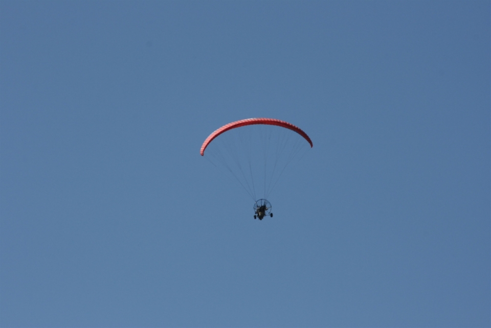 滑翔在天空中的滑翔伞运动员