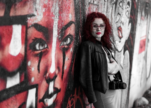 城市彩绘街头艺术墙壁前时尚女性