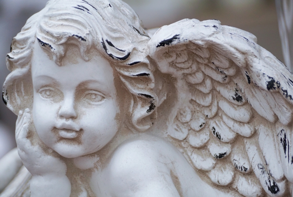 精美雕刻的白色小天使雕像