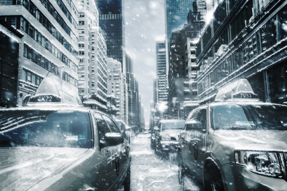 黑白冬天下雪现代城市街道车流