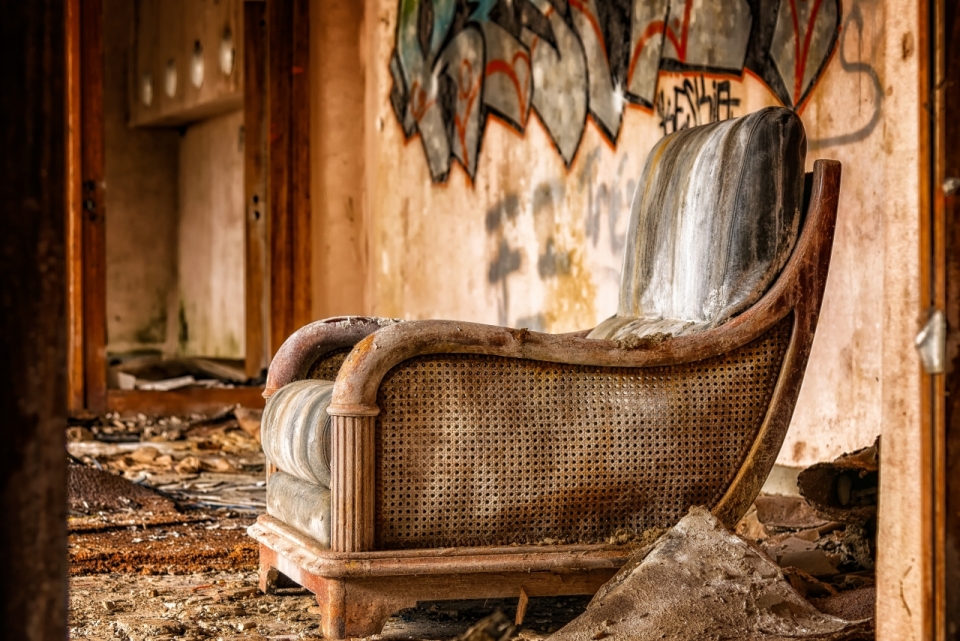 废墟涂鸦墙壁建筑室内破旧椅子