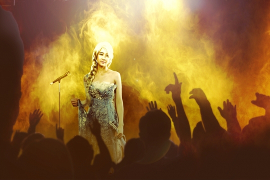 长发女性歌手演唱会狂热观众