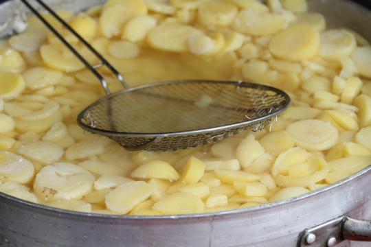 厨房室内金属锅烹饪黄色美味土豆食物