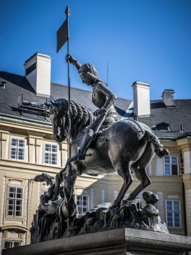 城市街道建筑前古老历史艺术金属塑像