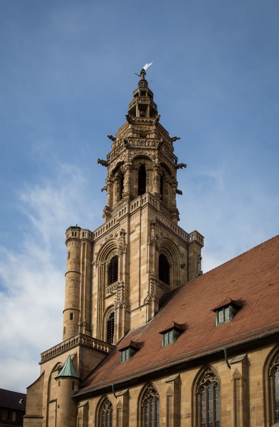 教堂外高耸入云的中世纪风格塔楼