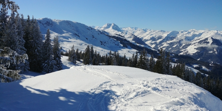 蓝色天空阳光照耀寒冷冬天白色雪山