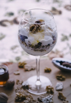 高脚杯中的酸奶核桃甜品