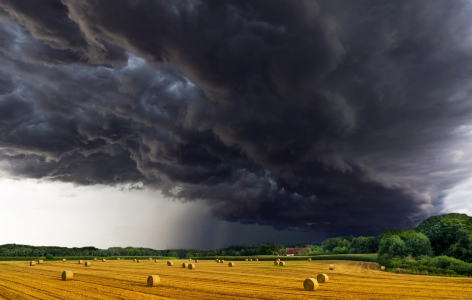 农场麦田上空的黑色乌云风暴