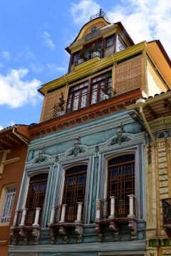 晴朗蓝色天空古典历史艺术建筑